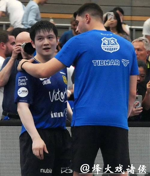 陪樊振东“耍帅”,背着黏人的莫雷加德,弗朗西斯卡这个队友当得挺忙的! 陪樊振东“耍帅”,背着黏人的莫雷加德,弗朗西斯卡这个队友当得挺忙的!