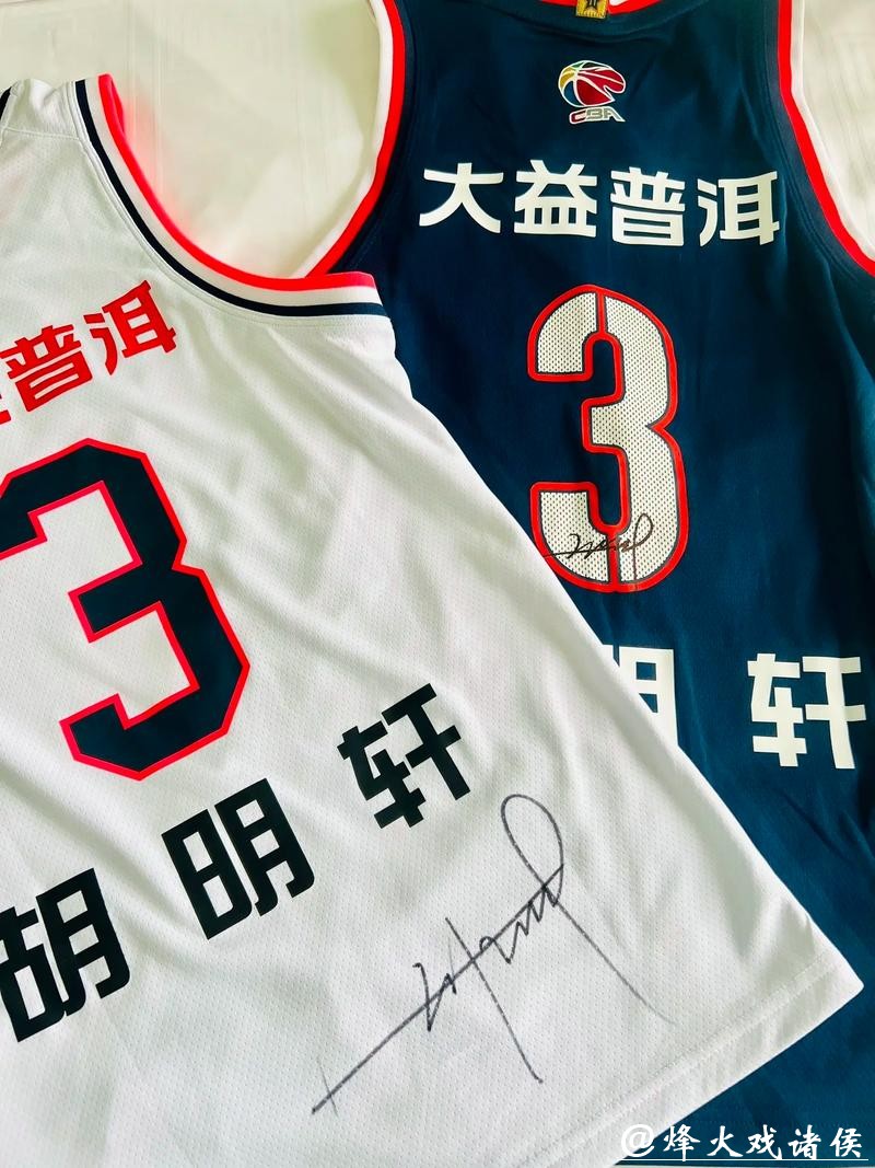 广东队长胡明轩寒风中签名！徐杰缩成一团，杜锋一句话逗乐全场球迷